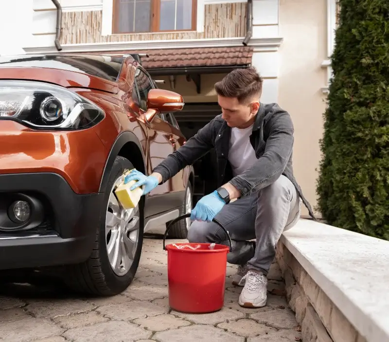 Lavage auto à domicile Pont-Hébert : professionnel intervenant sur un véhicule